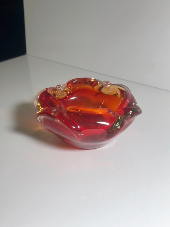Asbak van glas in Boheemse stijl, rood en oranje, Tsjechoslowakije, circa jaren 60. – Schalen, Murano Glass (photo 6 of 6)