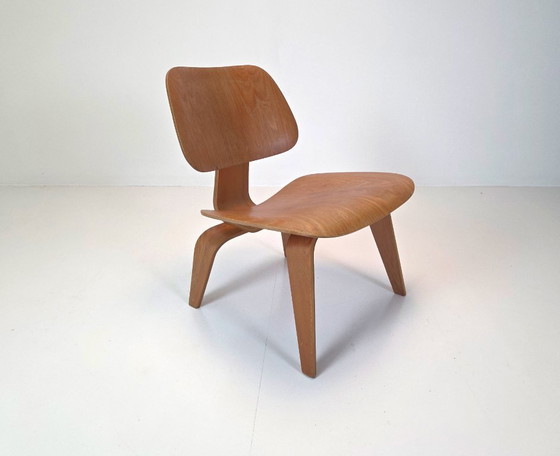 Image 1 of Charles & Ray Eames – Fauteuil lounge LCW en bois (modèle transitionnel)