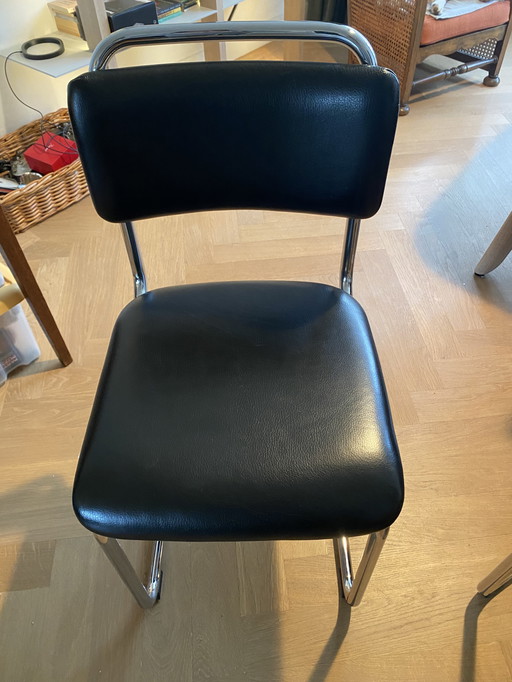 Vendo queste 2 bellissime sedie da pranzo Gispen, in buone condizioni.