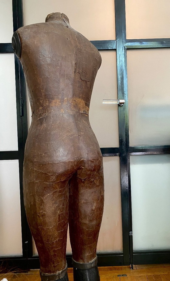 Image 1 of Mannequin d'enfant ancien français, époque Napoléon III, en carton bouilli et bois, XIXe siècle