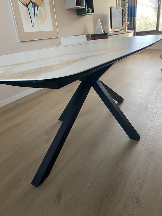 Image 1 of Tavolo da pranzo ovale danese Montello con piano in ceramica effetto marmo bianco.