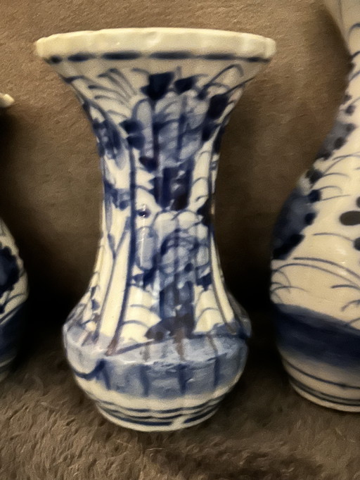 Porseleinen Vaas Met Blauw-Wit Decor in Japanse Imari-Stijl Betreft Enkel Het Vaasje Tweede van Rechts, 14 Centimeter