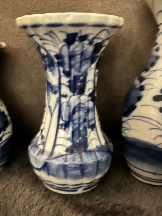 Image 1 of Porseleinen Vaas Met Blauw-Wit Decor in Japanse Imari-Stijl Betreft Enkel Het Vaasje Tweede van Rechts, 14 Centimeter