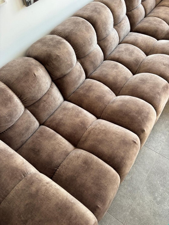 Maßgefertigtes Dean Lounge Sofa aus weichem, braunem Samt | Kaum benutzt | Hervorragender Zustand – Goossens (photo 6 of 6)