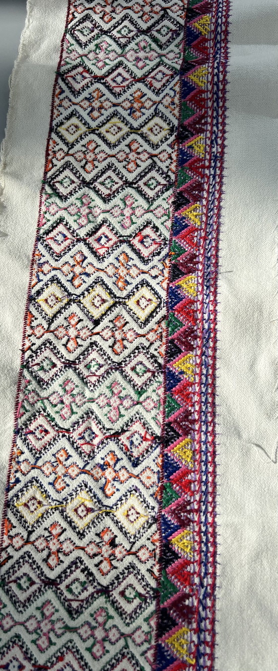Image 1 of Twee Hongaarse randen met kleurrijk handborduurwerk met een folkloristisch patroon