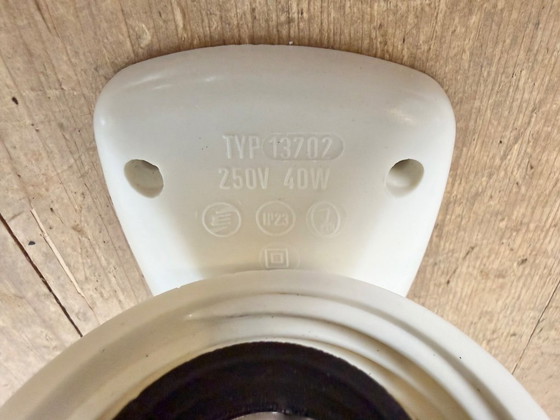 Image 1 of Industriële witte bakelieten wandlamp met melkglas, jaren 1950