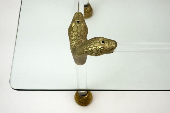 Image 1 of Mesa de centro italiana de mediados de siglo de metacrilato y latón con detalles en forma de cabeza de serpiente, década de 1970