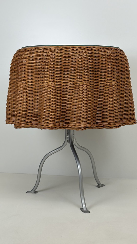 Image 1 of Table d'appoint en rotin avec nappe et draperie fantôme en osier