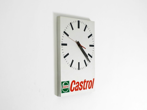Image 1 of Grote originele Castrol reclamewerkplaatsklok uit de jaren 80 met origineel batterijmechanisme.