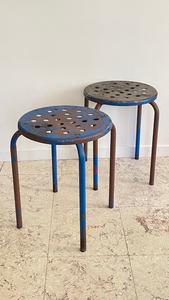 Image 1 of Paar industriële stalen PATINE TABOURETS Blauw & Chocolade VINTAGE