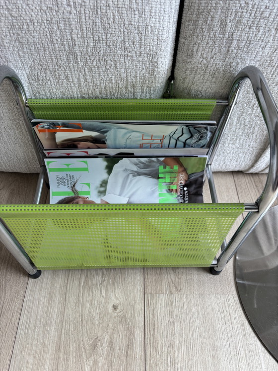 Retro Zeitungsständer Limettengrün/Silber – Metal, Plastic (photo 4 of 5)