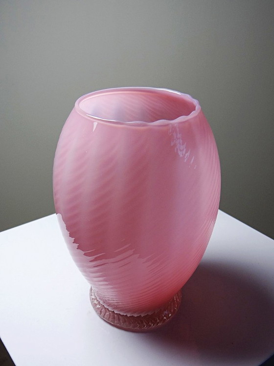 Image 1 of Petit vase soufflé en opaline rose torsadée Vénitien Murano/Empoli vintage