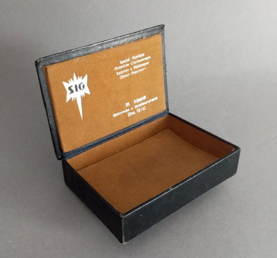 Image 1 of Boîte en cuir du Wiener Werkstatte pour SIG Max Schmidt, fabrique de lampes et de métaux, Vienne 1910