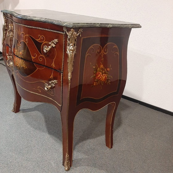 Image 1 of Commode bombée de style Louis XV français avec plateau en marbre