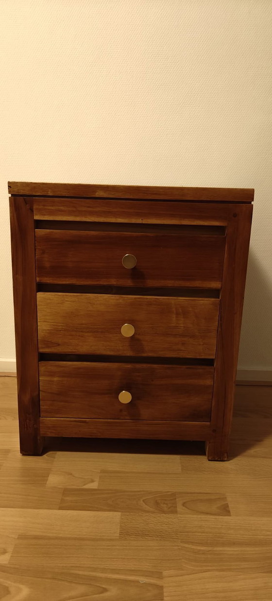 Image 1 of Table de chevet en bois - robuste et intemporelle