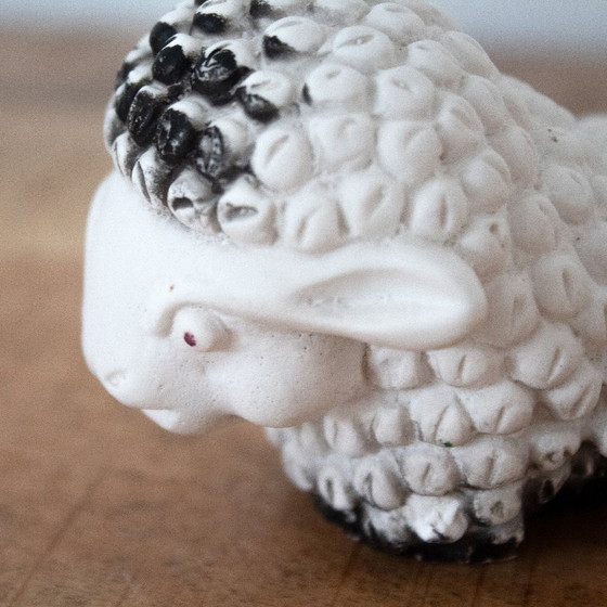 Image 1 of Figurine de mouton vintage faite à la main : un design unique et ludique