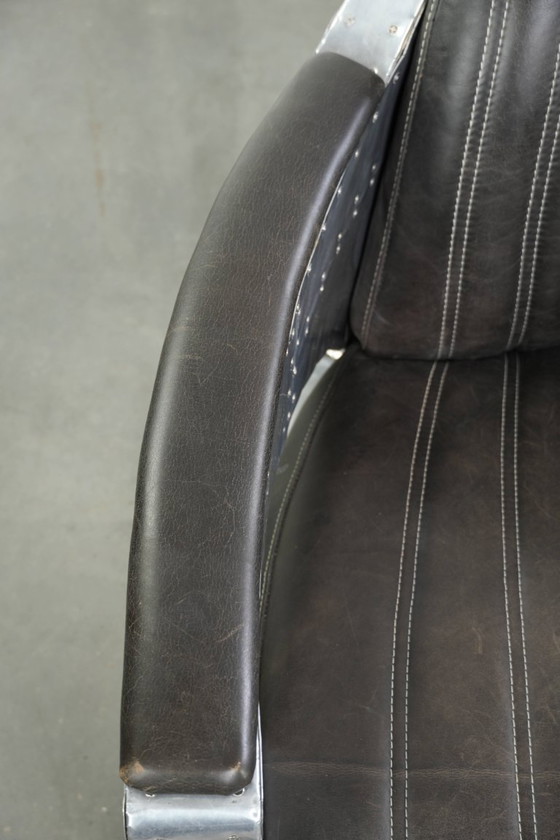 Image 1 of 2x robuste, industrietaugliche Sessel im Aviator-Design aus schwarzem Rindsleder mit Aluminiumverzierungen und Nieten