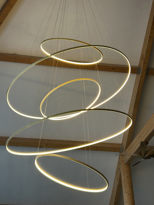 Lampada Kunstobject 5-6 metri hoog 