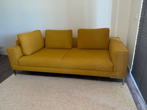 Splendido divano Aikon a 3 posti, disponibile in pronta consegna – Giallo Girasole 🌻 – Design on Stock (photo 5 of 16)