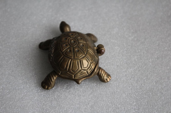Image 1 of Boîte en laiton antique avec couvercle, boîte à effet écaille de tortue, tabatière, boîte à pilules, boîte à bijoux