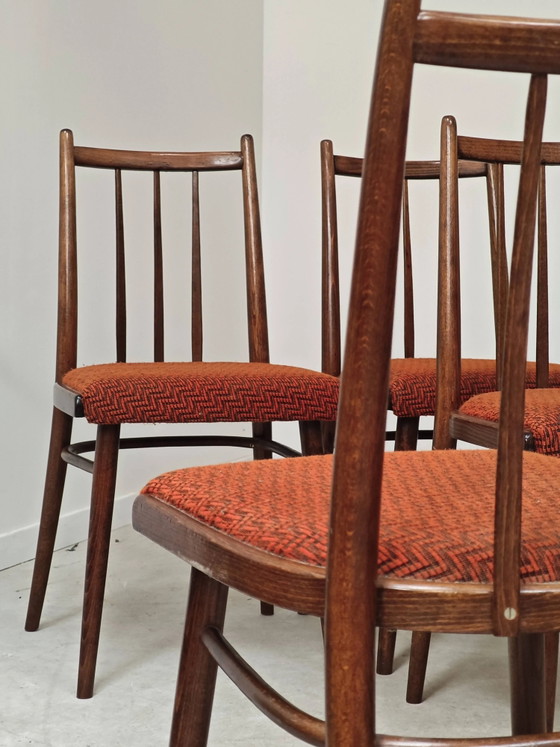 Juego de 4 sillas de comedor TON Bystrice Antonin Suman tela naranja – Thonet, Wood, Mid Century Modern (photo 8 of 16)