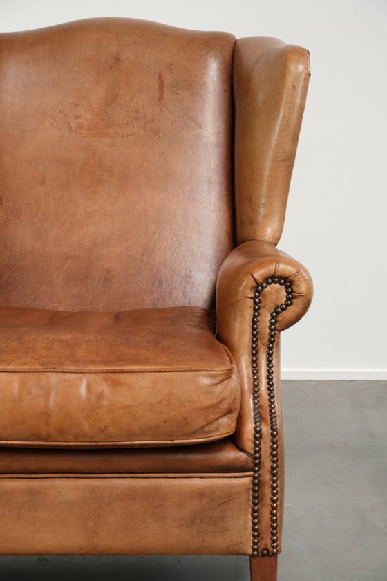 Bonito y cómodo sillón orejero de piel de oveja en un hermoso color coñac claro de estilo inglés – Sillones (photo 9 of 12)