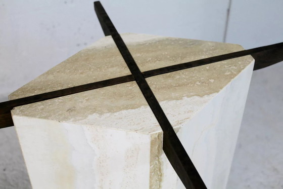 Image 1 of Mesa de salón, base de piedra y tablero elíptico de cristal ahumado