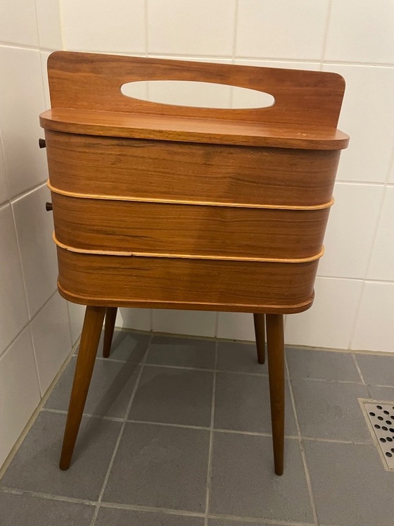 Image 1 of Teakhouten Naaikastje. Mid-Century, Scandinavisch Design. Unieke Tijdcapsule uit deze tijd door de Oorspronkelijke Inhoud 