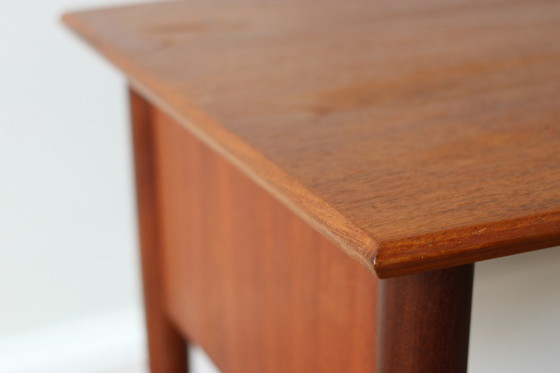 Image 1 of Klein vintage Scandinavisch teakhouten bureau uit de jaren 60.