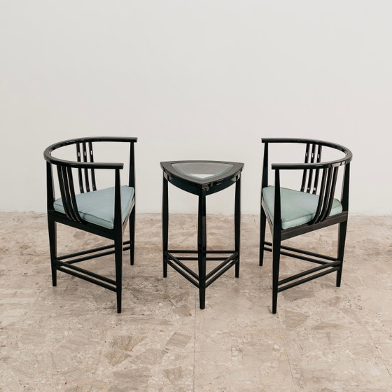 Image 1 of Ernest Archibald Taylor: een paar fauteuils en een driehoekige salontafel, design uit de jaren 80.