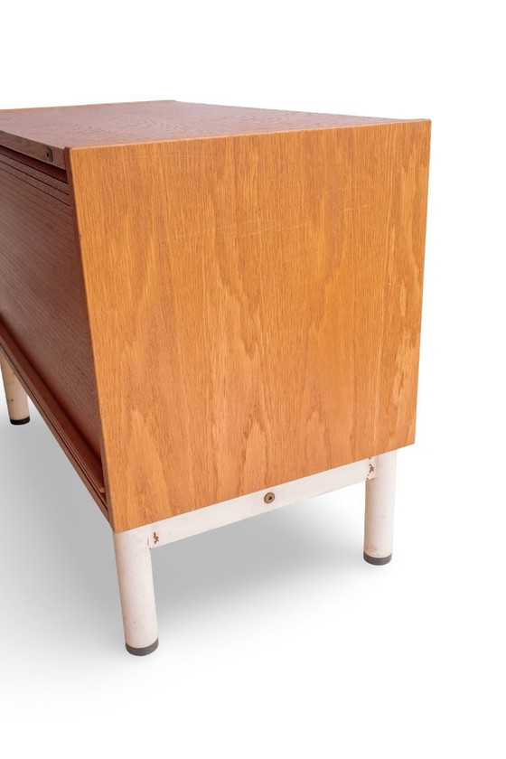 Image 1 of Mobiletto vintage con anta a rullo e base in acciaio bianco