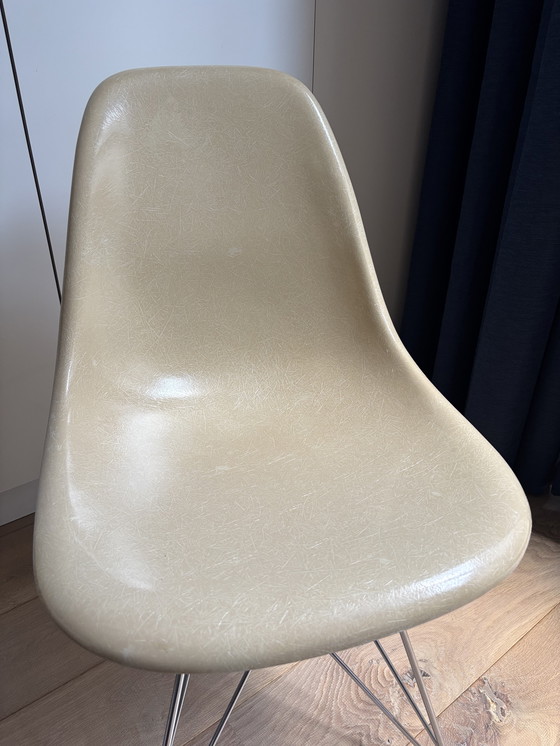 Image 1 of 2x Eames Miller Vitra DSR glasvezel side chairs – parchment