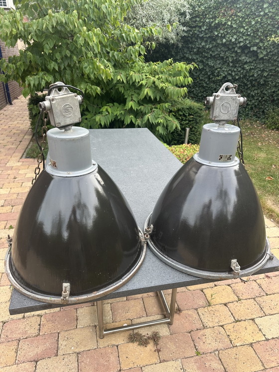 Originale Industrielampen mit mattiertem Glasfuß – Pendelleuchten, Metal (photo 3 of 6)