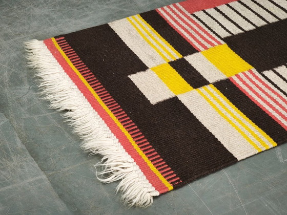 Image 1 of Tapis Kilim tchèque géométrique en laine des années 1950, rose, noir et jaune