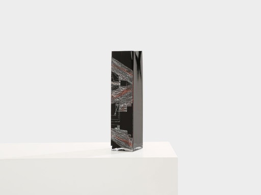 Jarrón rojo de cristal opalino negro Art Déco de Anatole Riecke, 1949.