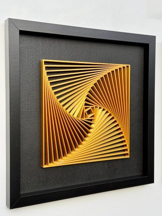 Image 1 of 3D-gedrucktes geometrisches Spiralkunstwerk – Seiden-PLA auf Leinwand – Gerahmte, limitierte Auflage (2026)