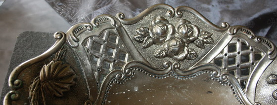 Image 1 of Ciotola decorativa argentata – rilievo floreale – 38 x 37 x 8 cm – elegante pezzo vintage