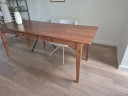 Table vintage artisanale fabriquée à partir d'anciens plateaux à fromage