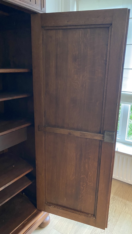 Image 1 of Magnifique armoire antique élégante avec beaucoup d'espace de rangement et 3 tiroirs