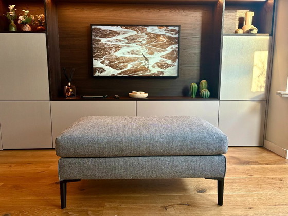 Image 1 of Comfortabele 2,5 zits bank met bijpassende poef – grijs gemêleerd