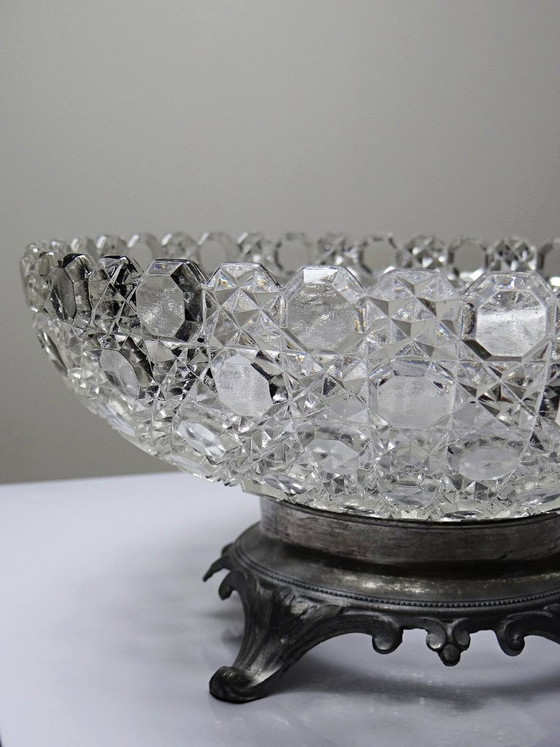 Image 1 of Bol antiguo de vidrio prensado con puntas de diamante, circa 1920-1950, sobre una base de peltre.