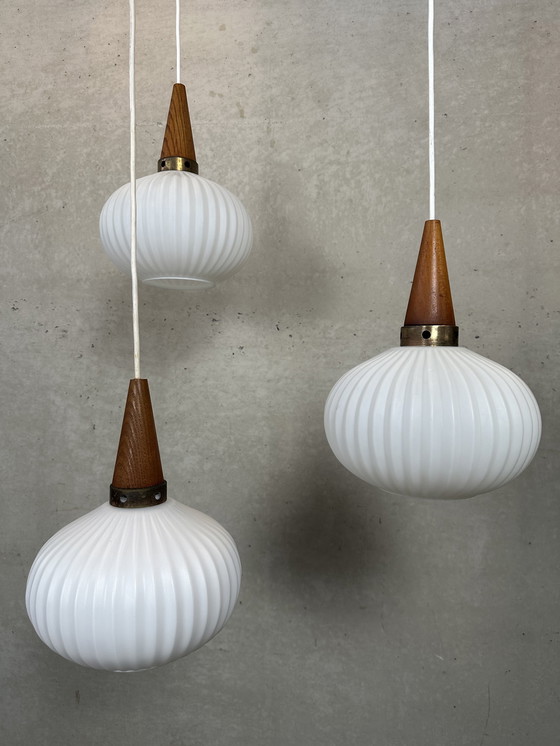 Image 1 of 3x lámparas colgantes 'japandi' - teca y opalina