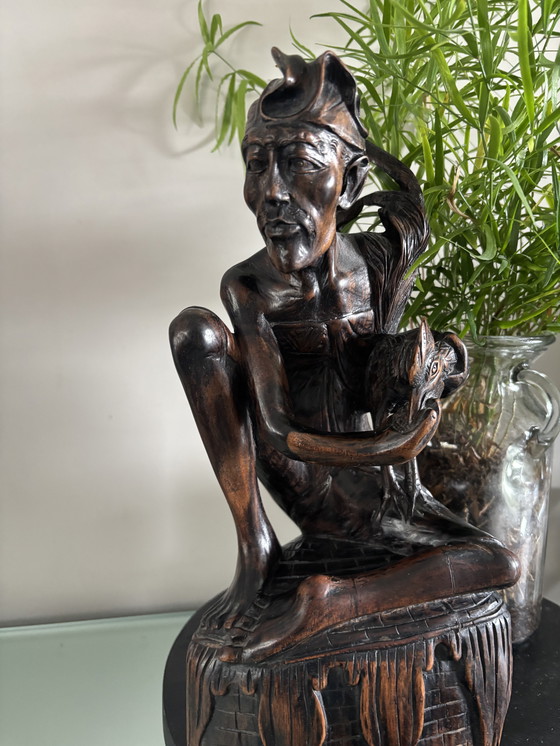 Image 1 of Statue en bois sculptée à la main d'un pêcheur.