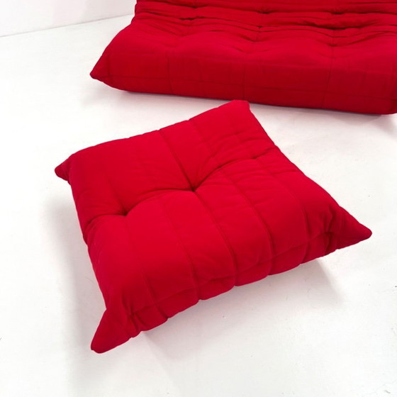 Image 1 of Divano a tre posti Togo rosso con pouf, disegnato da Michel Ducaroy per Ligne Roset, anni '70.