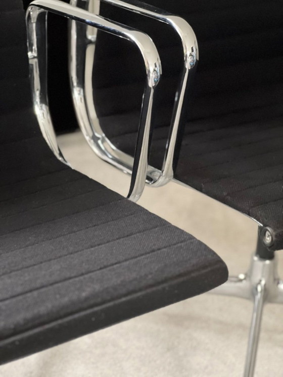 Image 1 of 2x Vitra EA108 (conferentie) stoelen