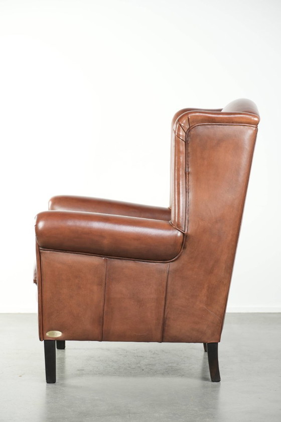 Image 1 of Sillón orejero grande de piel de oveja de estilo inglés clásico, en perfecto estado.
