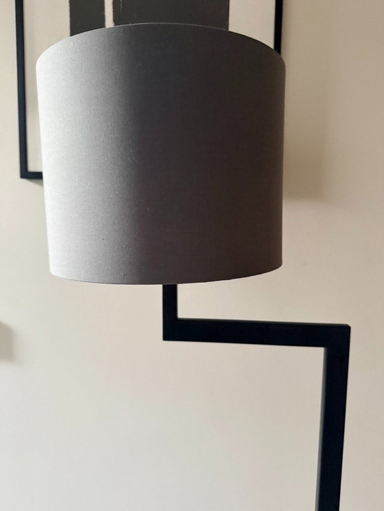 Image 1 of 1x, zwart metalen vloerlamp, met lichtgrijze kap