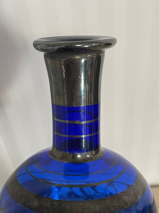 Rosolio-fles: 1 fles en 12 met zilver versierde glazen.