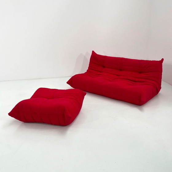 Image 1 of Divano a tre posti Togo rosso con pouf, disegnato da Michel Ducaroy per Ligne Roset, anni '70.