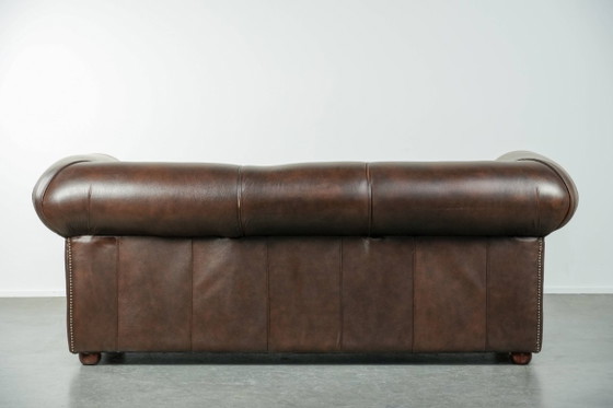 Lussuoso divano Chesterfield in morbida pelle bovina marrone, dal look inglese senza tempo. – Divani 2 posti (photo 3 of 16)